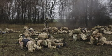 Po nocnych atakach Rosjan Odessa została odcięta od dostaw prądu, ciepła i wody 10 Zdjęcie ilustracyjne. Rekruci podczas podstawowego szkolenia wojskowego BMT w rejonie Zaporoża. Fot. PAP/EPA/Press service of the 65th Mechanized Brigade HANDOUT