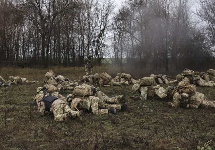Po nocnych atakach Rosjan Odessa została odcięta od dostaw prądu, ciepła i wody 9 Zdjęcie ilustracyjne. Rekruci podczas podstawowego szkolenia wojskowego BMT w rejonie Zaporoża. Fot. PAP/EPA/Press service of the 65th Mechanized Brigade HANDOUT