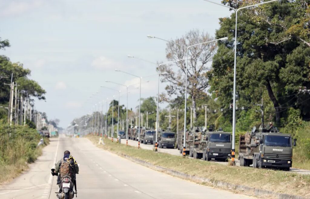 Napięcia na linii Tajlandia-Kambodża. Godzina policyjna przy granicy, ewakuacja niemal 800 tys. osób 1 Tajskie wojsko w pobliżu granicy z Kambodżą, fot. PAP/EPA/RUNGROJ YONGRIT