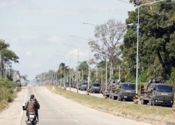 Napięcia na linii Tajlandia-Kambodża. Godzina policyjna przy granicy, ewakuacja niemal 800 tys. osób 10 Tajskie wojsko w pobliżu granicy z Kambodżą, fot. PAP/EPA/RUNGROJ YONGRIT