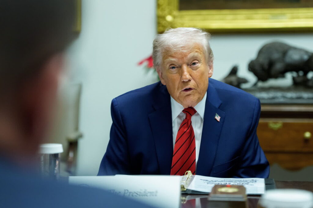 Zbieżne cele USA i Rosji? O wyborach na Ukrainie 2 Donald Trump, prezydent USA (PAP/EPA/AARON SCHWARTZ / POOL)