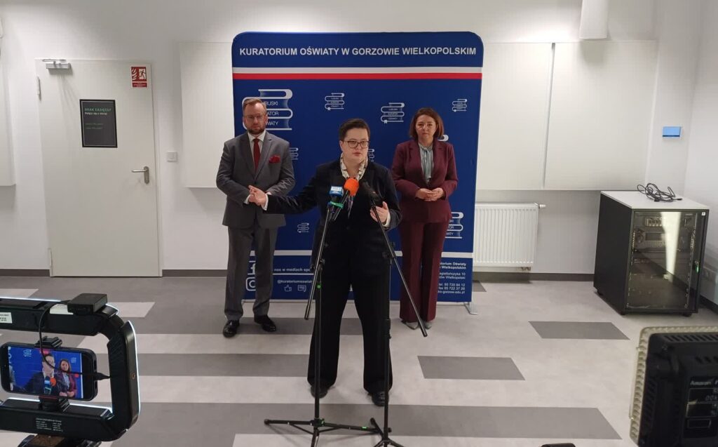 Od lewej: lubuski kurator oświaty Mariusz Biniewski, wiceministra edukacji Katarzyna Lubnauer oraz podsekretarz stanu w MEN Izabela Ziętka (fot. Piotr Bakselerowicz)