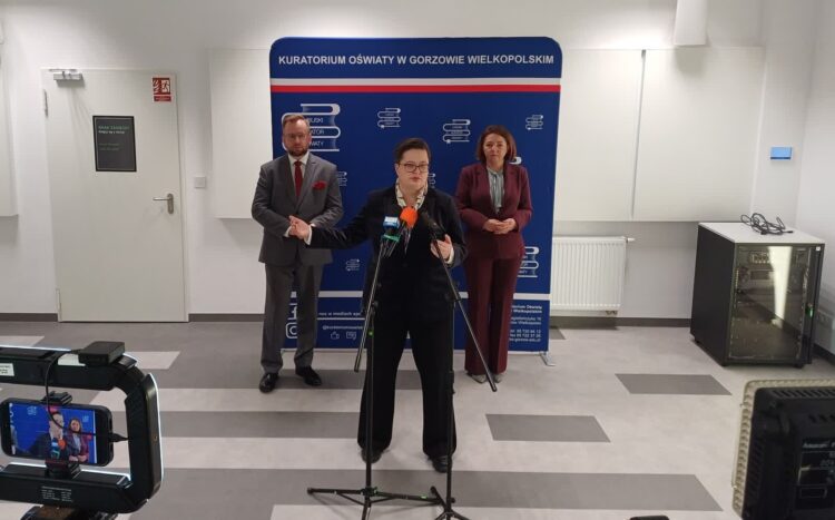 Z ministrami o reformie edukacji. Konferencja w PTK 9 Od lewej: lubuski kurator oświaty Mariusz Biniewski, wiceministra edukacji Katarzyna Lubnauer oraz podsekretarz stanu w MEN Izabela Ziętka (fot. Piotr Bakselerowicz)