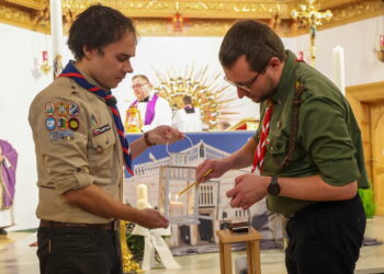 Do Polski dotarło Betlejemskie Światło Pokoju 12 ZAKOPANE PRZEKAZANIE BETLEJEMSKIEGO ŚWIATŁA POKOJU. Harcmistrz Maciej Szczęsny (P) i naczelnik słowackiego skautingu Marian Lezo (L). Fot. PAP/Grzegorz Momot