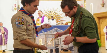 ZAKOPANE PRZEKAZANIE BETLEJEMSKIEGO ŚWIATŁA POKOJU. Harcmistrz Maciej Szczęsny (P) i naczelnik słowackiego skautingu Marian Lezo (L). Fot. PAP/Grzegorz Momot