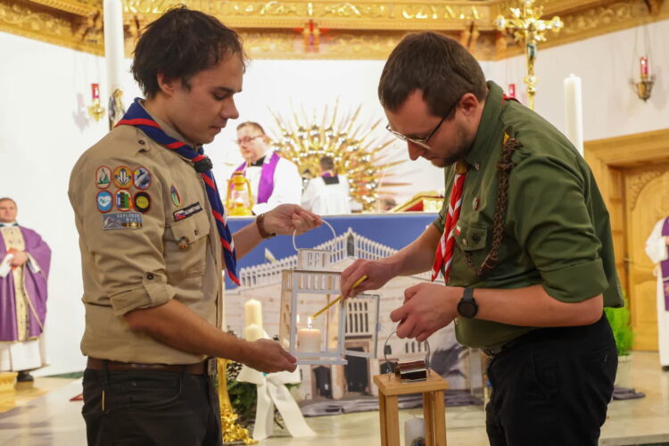 Do Polski dotarło Betlejemskie Światło Pokoju 9 ZAKOPANE PRZEKAZANIE BETLEJEMSKIEGO ŚWIATŁA POKOJU. Harcmistrz Maciej Szczęsny (P) i naczelnik słowackiego skautingu Marian Lezo (L). Fot. PAP/Grzegorz Momot