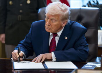 Trump uznał fentanyl za broń masowego rażenia. „Używają go, by zabijać Amerykanów” 10 Prezydent USA Donald Trump. PAP/EPA/BONNIE CASH / POOL