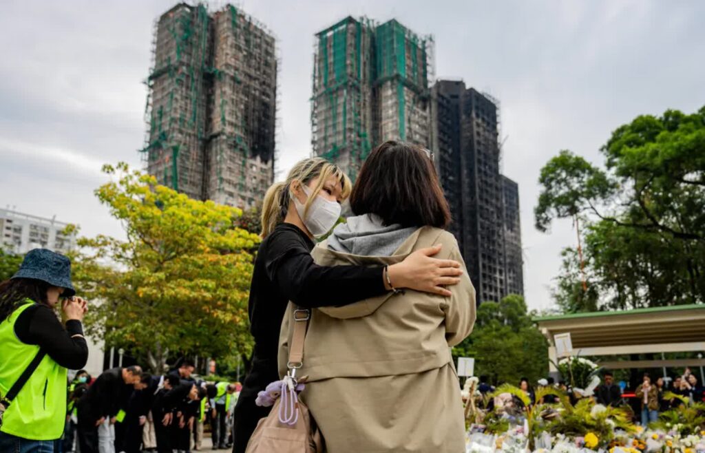 Spalone wieżowce w dzielnicy Tai Po w Hongkongu, fot. PAP/EPA/LEUNG MAN HEI