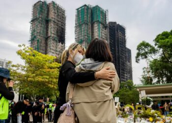 Spalone wieżowce w dzielnicy Tai Po w Hongkongu, fot. PAP/EPA/LEUNG MAN HEI