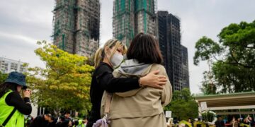 Spalone wieżowce w dzielnicy Tai Po w Hongkongu, fot. PAP/EPA/LEUNG MAN HEI