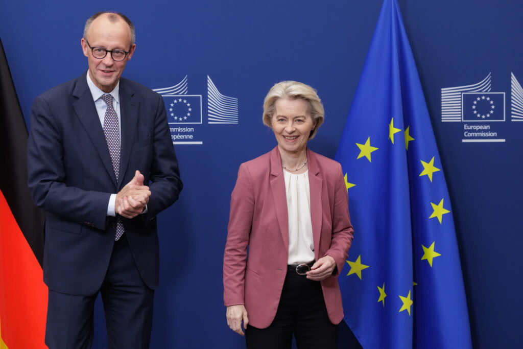 UE: bez przełomu ws. pożyczki reparacyjnej dla Ukrainy Niemiecki kanclerz Friedrich Merz i szefowa KE Ursula von der Leyen (PAP/EPA/OLIVIER MATTHYS)