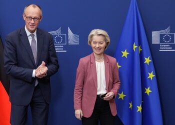 UE: bez przełomu ws. pożyczki reparacyjnej dla Ukrainy 10 Niemiecki kanclerz Friedrich Merz i szefowa KE Ursula von der Leyen (PAP/EPA/OLIVIER MATTHYS)