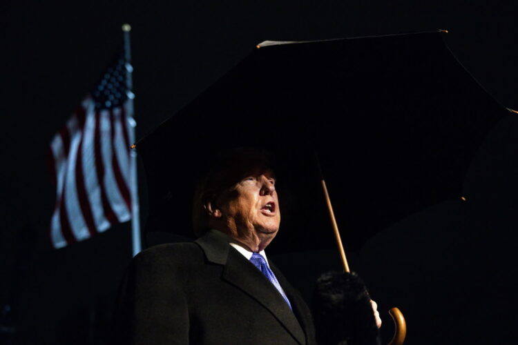 Na zdjęciu Donald Trump (PAP/EPA/BONNIE CASH / POOL)