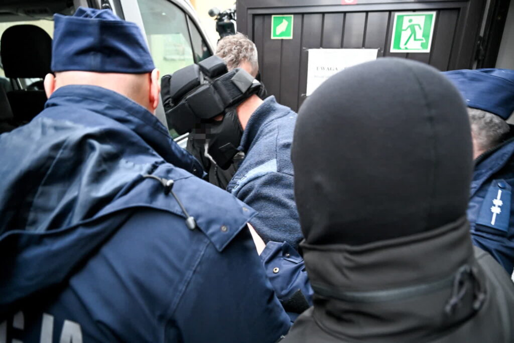 Piotr K. wyprowadzany z siedziby Prokuratury Okręgowej w Słupsku Fot. PAP/Piotr Kowala