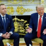 Karol Nawrocki (L) i Donald Trump. Fot. EPA/AARON SCHWARTZ / POOL