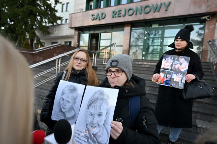 Przyrodnia siostra Kamilka, Magdalena Mazurek (C) i działaczka społeczna Małgorzata Malczyk-Dziedzic (L) przed siedzibą Sądu Rejonowego w Kielcach Fot. PAP/Piotr Polak