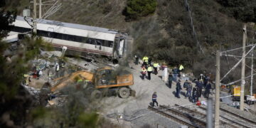 Wykolejenie pociągu w Hiszpanii. Fot. PAP/EPA/Jorge Zapata