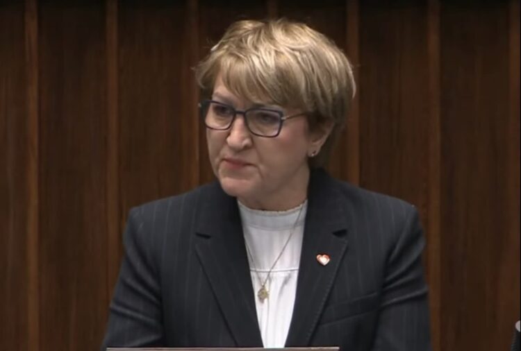 Posłanka Elżbieta Anna Polak podczas wystąpienia w Sejmie (gov.pl)
