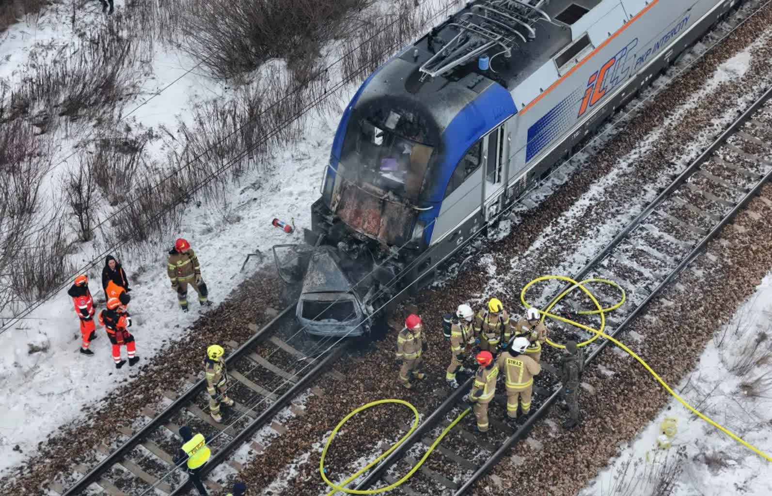Zderzenie na torach pod Warszawą. Pociągi uderzyły w auto, ewakuowano ok. 300 osób