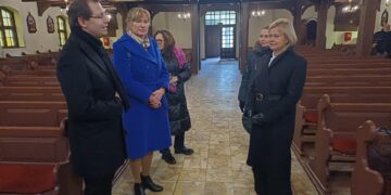 Ministra Bożena Żelazowska w Kościele Matki Boskiej Częstochowskiej w Zielonej Górze (fot. Piotr Bakselerowicz)