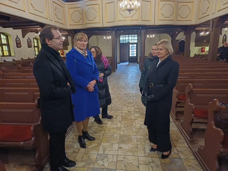 Ministra Bożena Żelazowska w Kościele Matki Boskiej Częstochowskiej w Zielonej Górze (fot. Piotr Bakselerowicz)