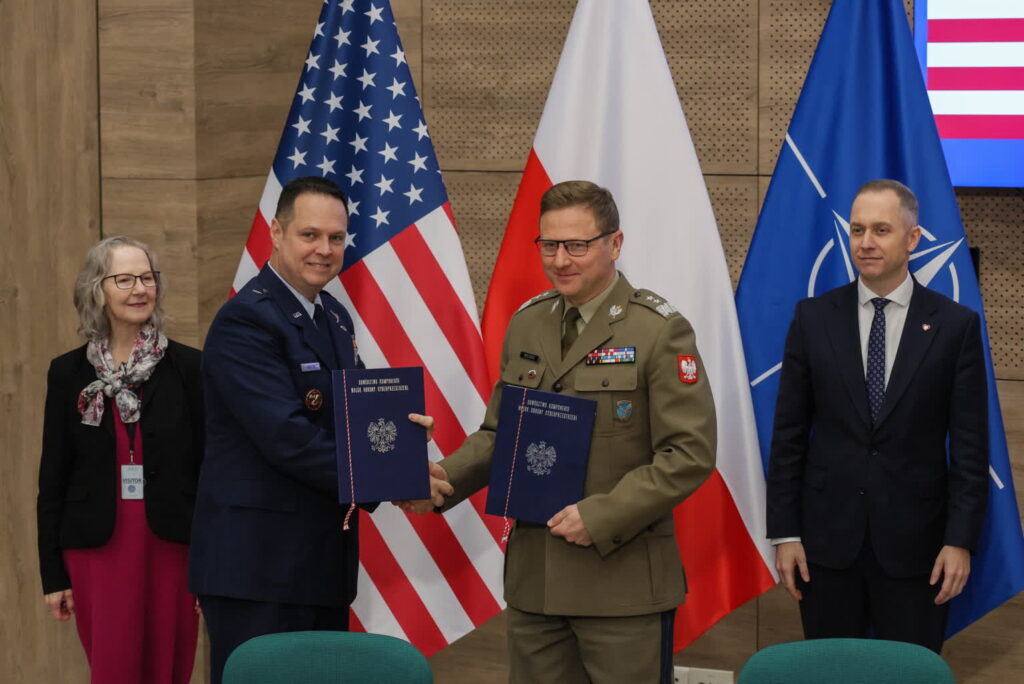 Dowódca Komponentu Wojsk Obrony Cyberprzestrzeni gen. dyw. Karol Molenda (P) oraz zastępca dyrektora J3, USEUCOM gen. bryg. Mathew Wenthe (L). Fot. PAP/Paweł Supernak