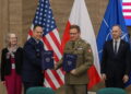 Dowódca Komponentu Wojsk Obrony Cyberprzestrzeni gen. dyw. Karol Molenda (P) oraz zastępca dyrektora J3, USEUCOM gen. bryg. Mathew Wenthe (L). Fot. PAP/Paweł Supernak