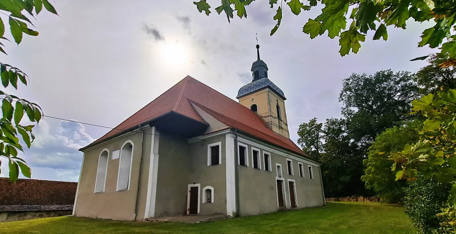 Prace restauratorskie w kościele w Dłużku