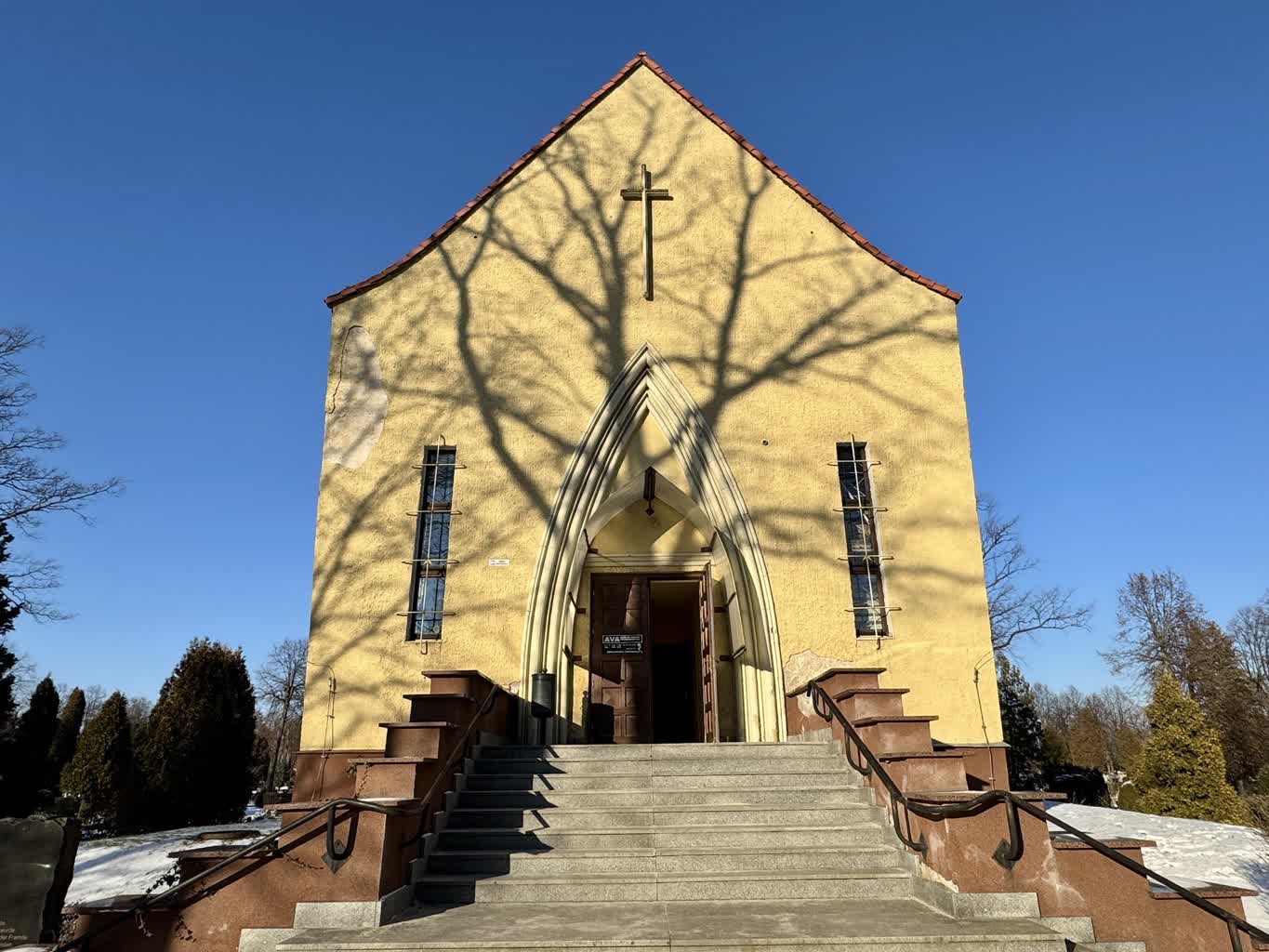 Przebudowa kaplicy przy żarskim cmentarzu