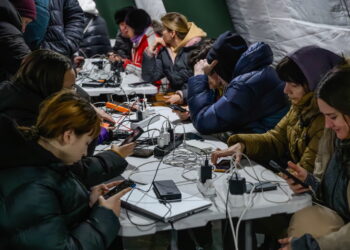 Mieszkańcy Kijowa w jednym z ogrzewanych namiotów na ulicach miasta (PAP/Vladyslav Musiienko)