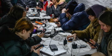 Mieszkańcy Kijowa w jednym z ogrzewanych namiotów na ulicach miasta (PAP/Vladyslav Musiienko)