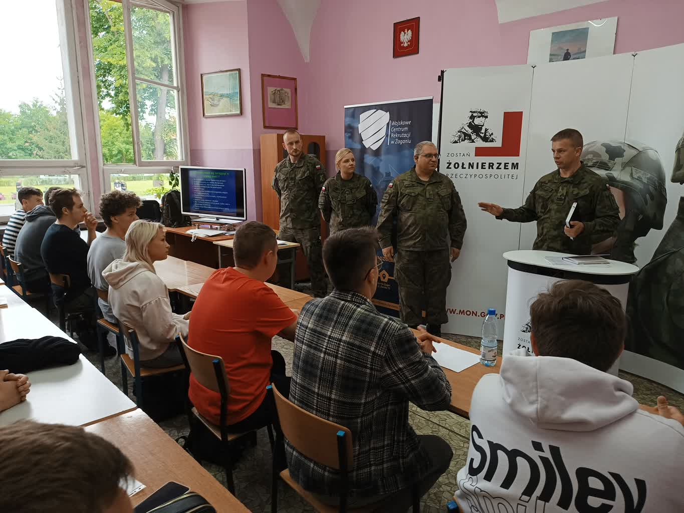 Młodzież stanie przed komisją lekarską