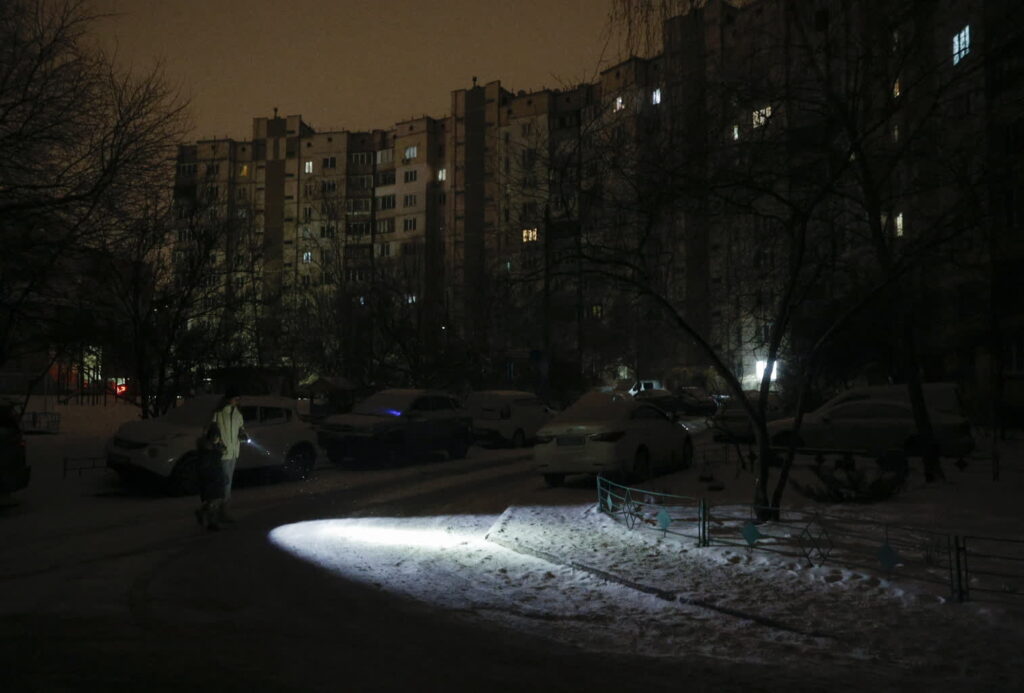 Przerwy w dostawie prądu w Kijowie po ostrzale rosyjskim. Fot. PAP/EPA/SERGEY DOLZHENKO
