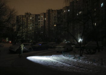 Przerwy w dostawie prądu w Kijowie po ostrzale rosyjskim. Fot. PAP/EPA/SERGEY DOLZHENKO