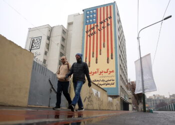 Antyamerykański mural w Iranie (PAP/EPA/ABEDIN TAHERKENAREH)