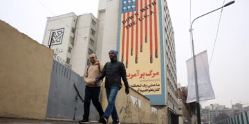 Antyamerykański mural w Iranie (PAP/EPA/ABEDIN TAHERKENAREH)