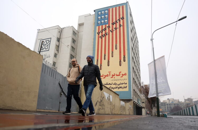 Antyamerykański mural w Iranie (PAP/EPA/ABEDIN TAHERKENAREH)
