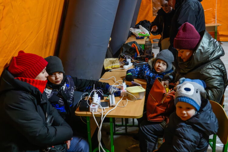 Mieszkańcy Kijowa gromadzą się w ogrzewanym namiocie, w którym można także doładować urządzenia elektroniczne. Fot. PAP/Vladyslav Musiienko