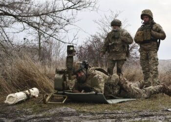 Na zdjęciu ukraińscy żołnierze (PAP/EPA/Press service of the 65th Mechanized Brigade HANDOUT HANDOUT)