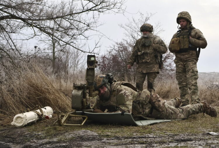 Na zdjęciu ukraińscy żołnierze (PAP/EPA/Press service of the 65th Mechanized Brigade HANDOUT HANDOUT)