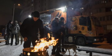 Ukraińcy na ulicach Kijowa (PAP/EPA/MAXYM MARUSENKO)