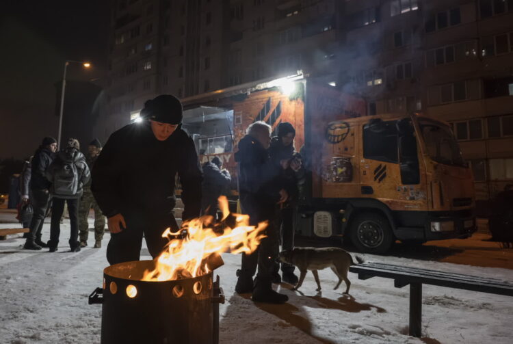 Ukraińcy na ulicach Kijowa (PAP/EPA/MAXYM MARUSENKO)