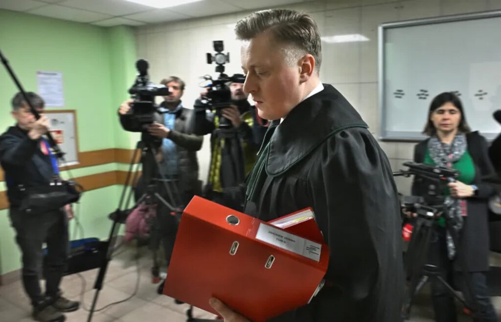 Obrońca Zbigniewa Ziobry Bartosz Lewandowski. Sąd odroczył poprzednie posiedzenie ws. wniosku prokuratury o tymczasowy areszt dla byłego ministra sprawiedliwości, posła PiS Zbigniewa Ziobry. Fot. PAP/Radek Pietruszka