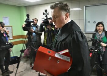 Obrońca Zbigniewa Ziobry Bartosz Lewandowski. Sąd odroczył poprzednie posiedzenie ws. wniosku prokuratury o tymczasowy areszt dla byłego ministra sprawiedliwości, posła PiS Zbigniewa Ziobry. Fot. PAP/Radek Pietruszka