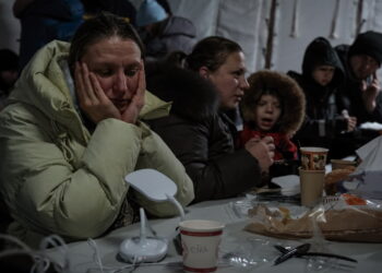 Mieszkańcy Kijowa chroniący się przed atakami (PAP/EPA/MARIA SENOVILLA)