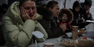 Mieszkańcy Kijowa chroniący się przed atakami (PAP/EPA/MARIA SENOVILLA)