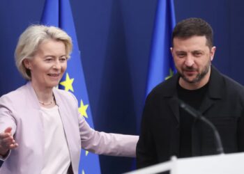 Szefowa KE Ursula von der Leyen i prezydent Ukrainy Wołodymyr Zełenski. Fot. PAP/EPA/OLIVIER HOSLET