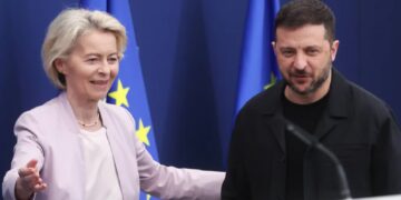 Szefowa KE Ursula von der Leyen i prezydent Ukrainy Wołodymyr Zełenski. Fot. PAP/EPA/OLIVIER HOSLET