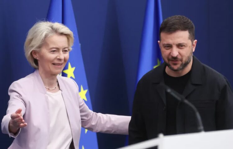 Szefowa KE Ursula von der Leyen i prezydent Ukrainy Wołodymyr Zełenski. Fot. PAP/EPA/OLIVIER HOSLET