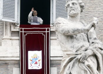 Papież Leon XIV podczas modlitwy "Anioł Pański". Fot. PAP/EPA/ANGELO CARCONI